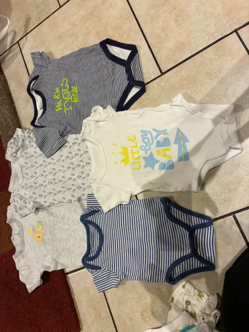 Lote de 40 bodies para bebé con diseños variados - 4