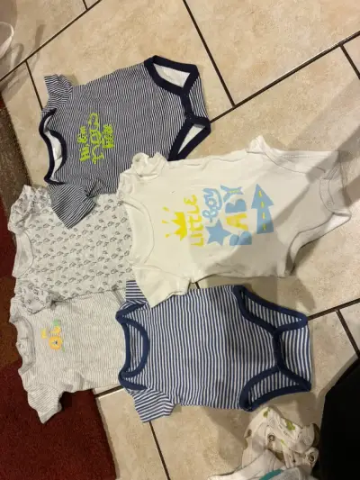 Lote de 40 bodies para bebé con diseños variados - miniatura 4