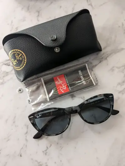 Gafas de sol Ray-Ban negras con estuche - miniatura 1