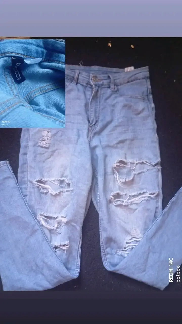 Jeans de mezclilla desgastados para mujer - 2