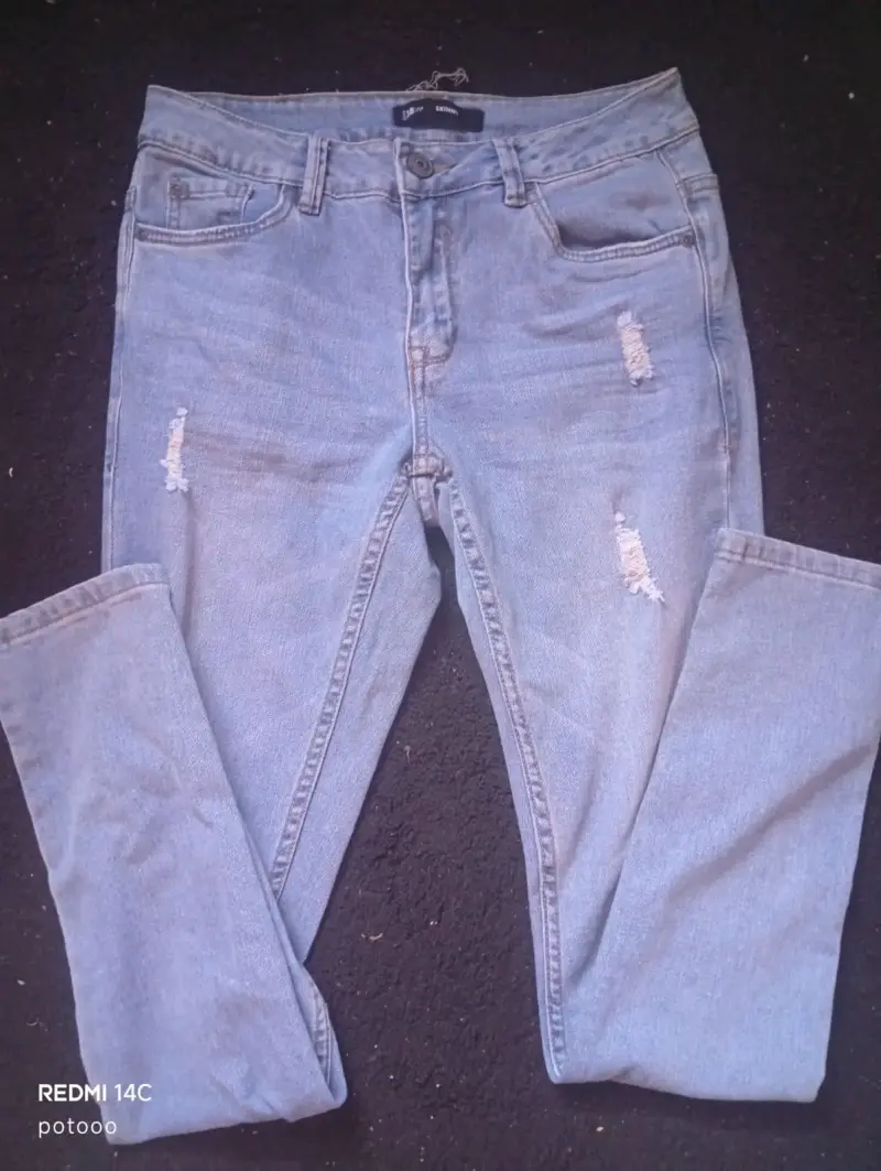 Jeans de mezclilla desgastados para mujer - 3