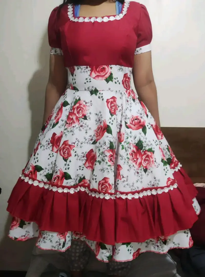 Vestido vintage floral rojo con enagua