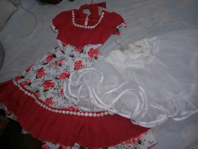 Vestido vintage floral rojo con enagua - 2