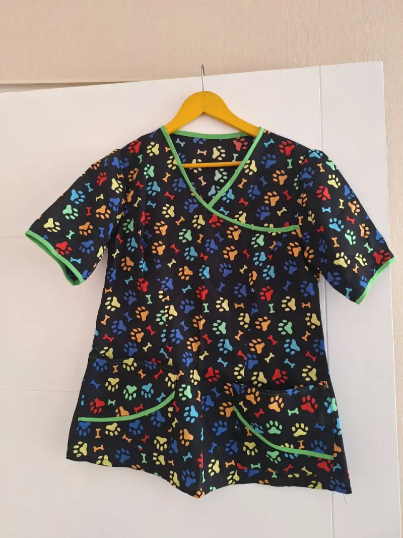 Blusa veterinaria estampada colorida - 1