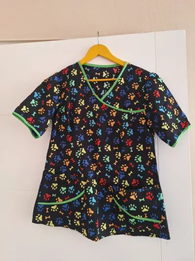 Blusa veterinaria estampada colorida - miniatura 1