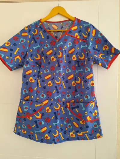 Blusa veterinaria estampada colorida - miniatura 2