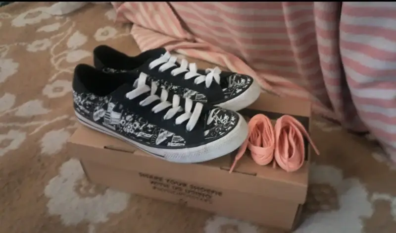 Zapatillas negras con diseño y cordones extra