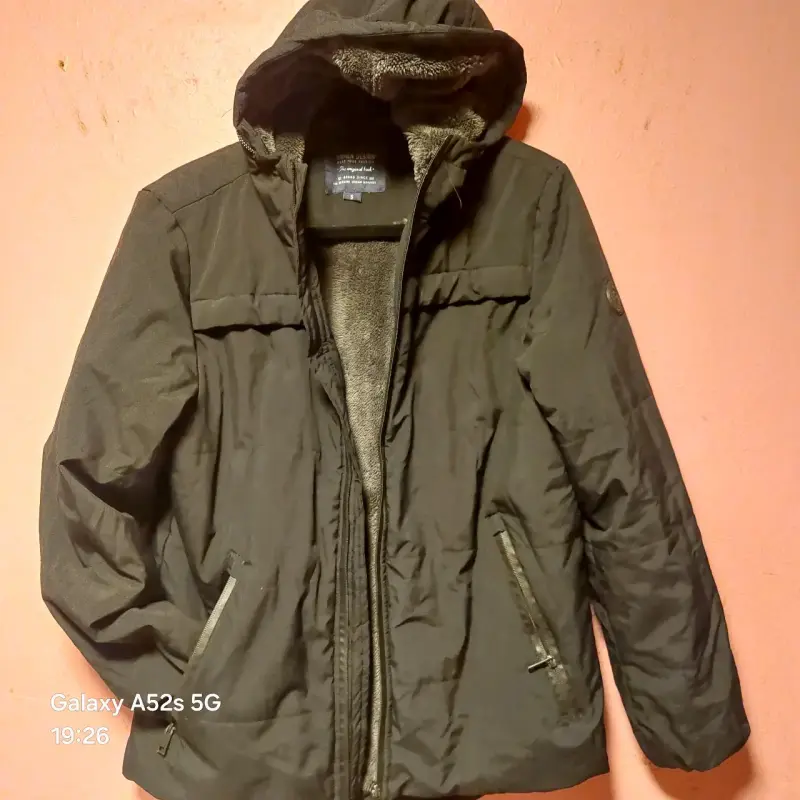 Chaqueta de invierno negra con capucha