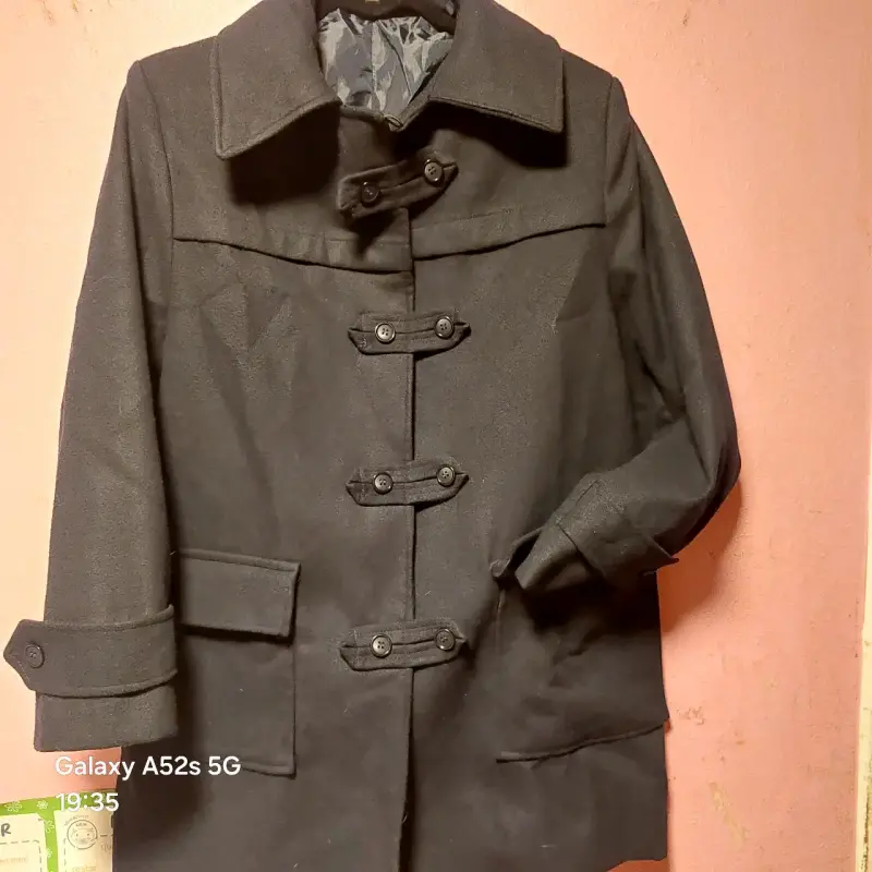 Abrigo negro de lana para mujer