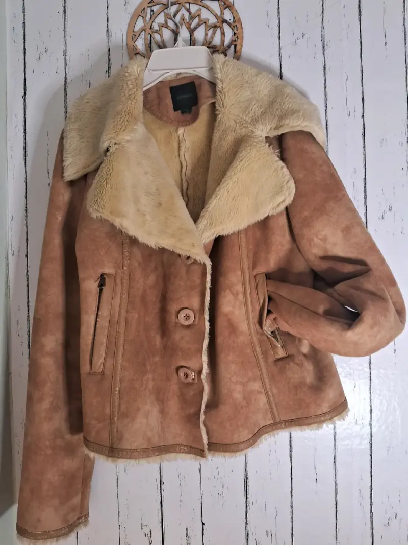 Chaqueta de piel sintética con cuello de borrego