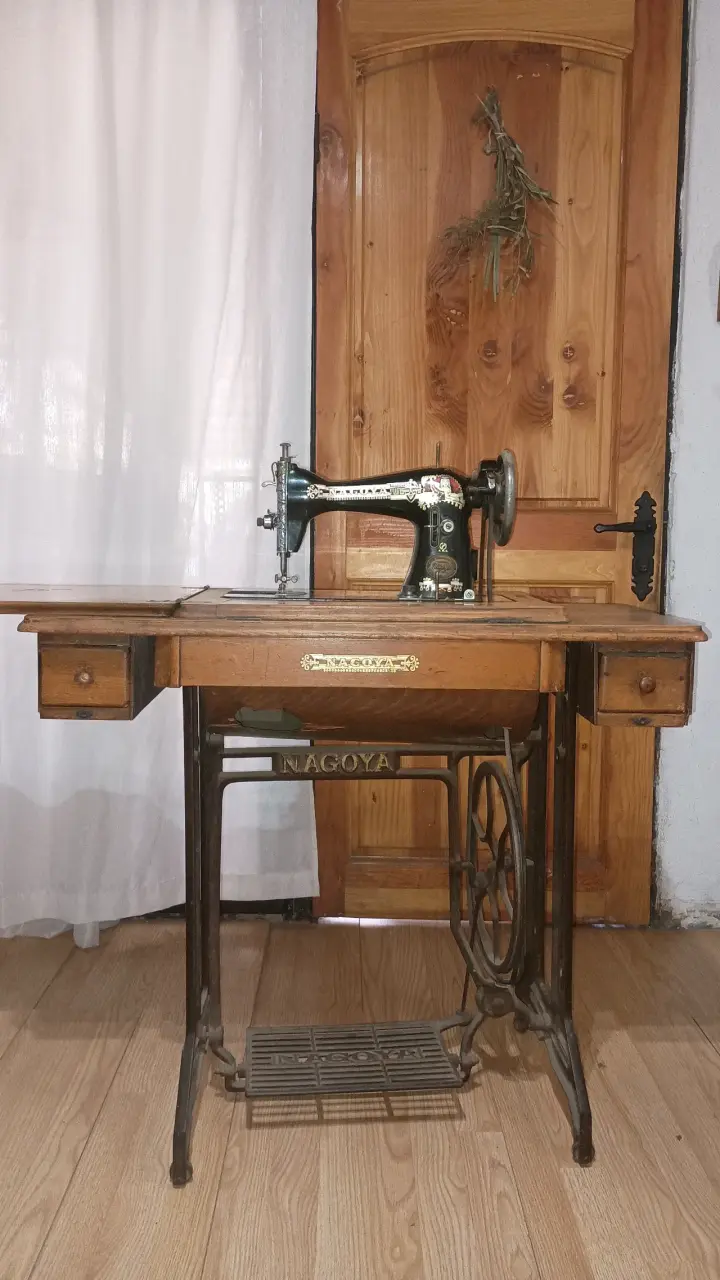 Máquina de Coser Antigua Nagoya con Mesa - 4