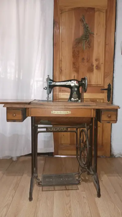 Máquina de Coser Antigua Nagoya con Mesa - miniatura 4