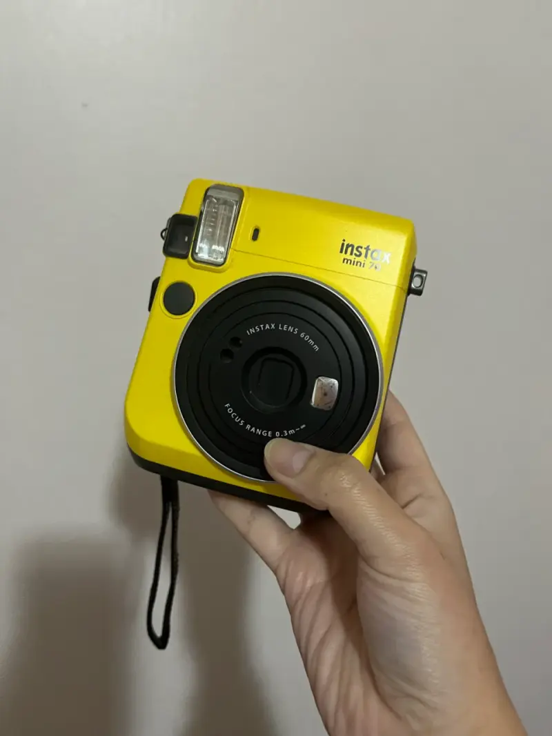 Cámara instantánea amarilla Fujifilm Instax Mini 70