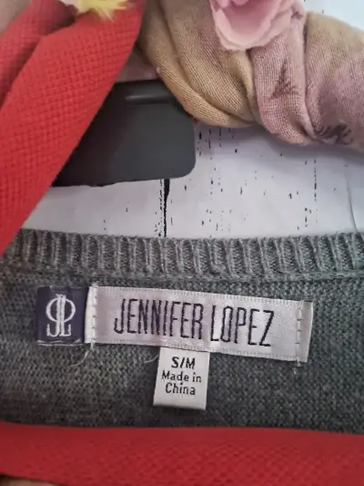 Suéter gris con botones Jennifer Lopez - miniatura 3