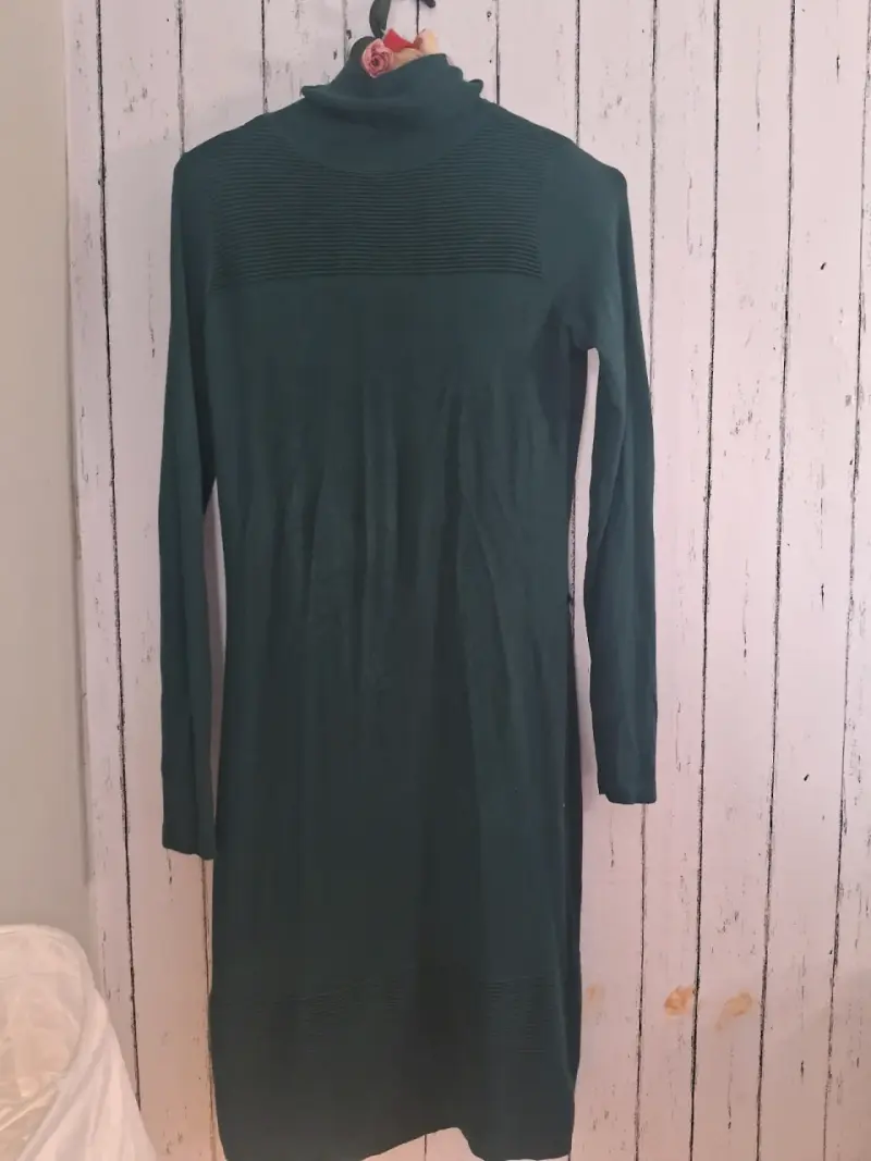 Vestido de lana verde con cuello alto - 1