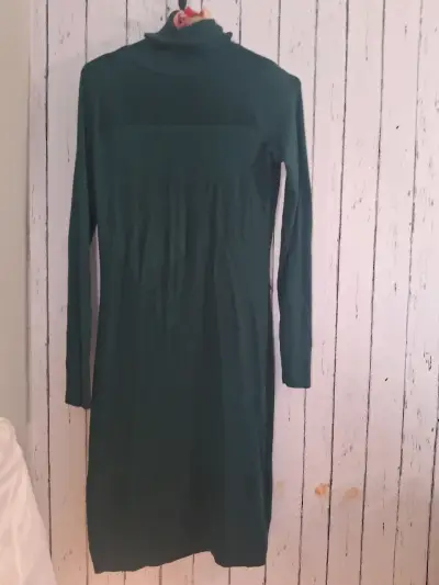 Vestido de lana verde con cuello alto - miniatura 2