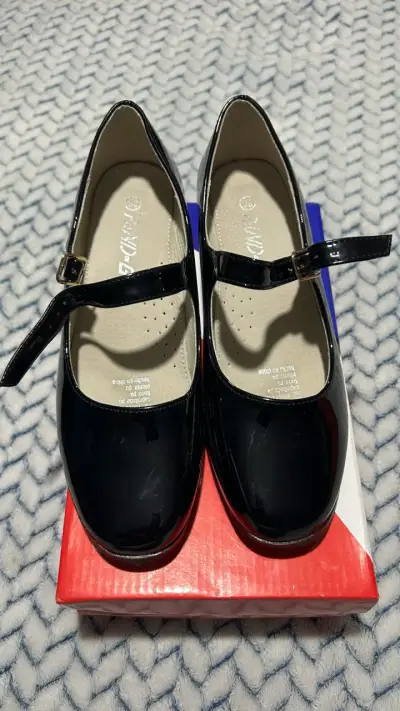 Zapatos de charol negro para niña con hebilla - miniatura 1