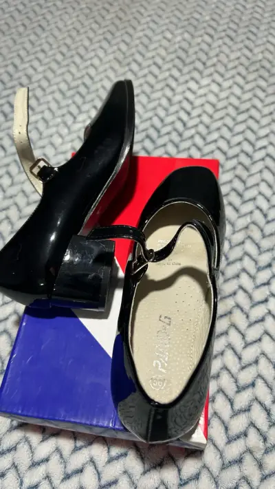 Zapatos de charol negro para niña con hebilla - miniatura 2