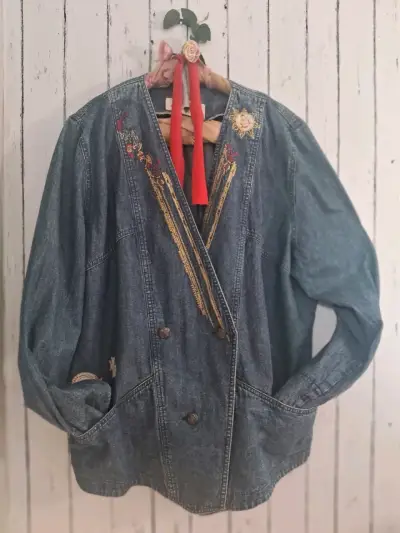 Chaqueta de mezclilla con bordados florales - miniatura 1