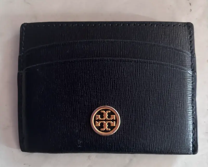 Tarjetero negro de cuero con logo dorado