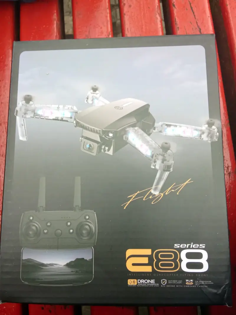 Drone E88 con Cámara Dual y Control Remoto - 1