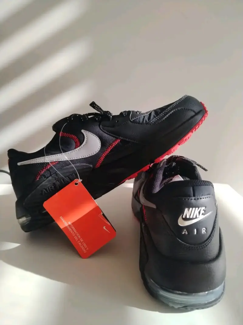 Zapatillas Nike Air Max negras con detalles rojos - 1