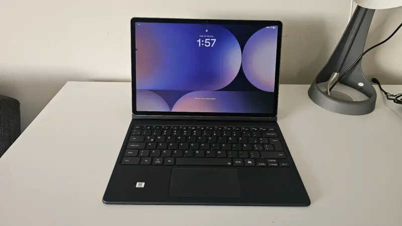 Tablet Samsung Galaxy TAB S10+ con teclado y lápiz - 2