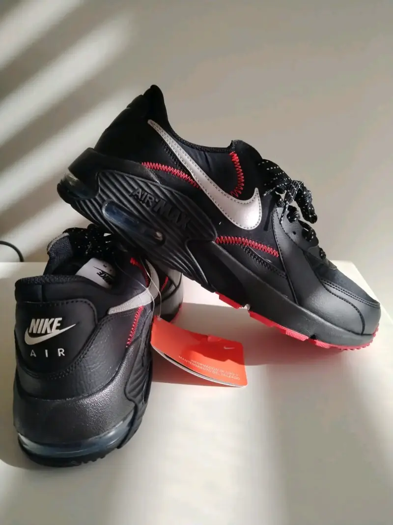 Zapatillas Nike Air Max negras con detalles rojos - 3