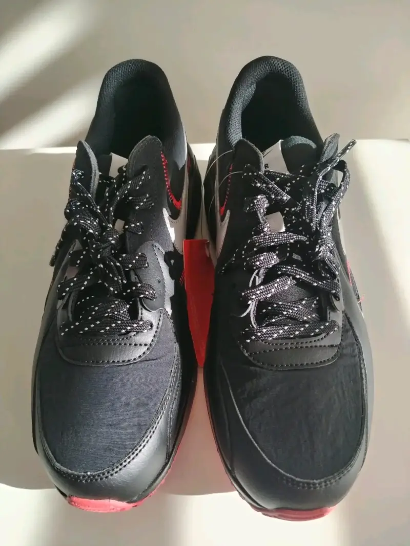 Zapatillas Nike Air Max negras con detalles rojos - 4