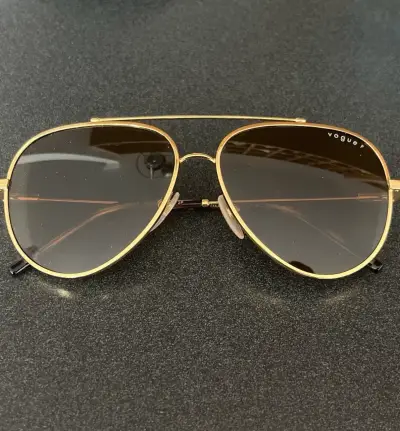 Gafas de sol Vogue doradas estilo aviador - miniatura 1