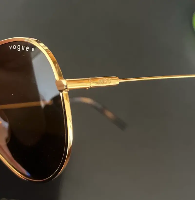 Gafas de sol Vogue doradas estilo aviador - 3