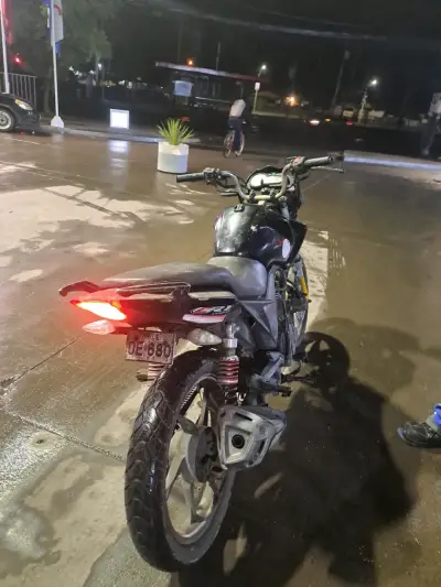 Moto deportiva negra en buen estado - miniatura 1