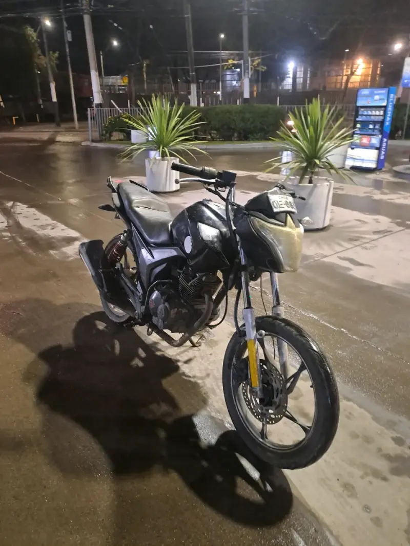 Moto deportiva negra en buen estado - 2