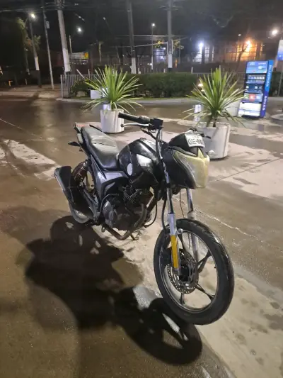 Moto deportiva negra en buen estado - miniatura 2