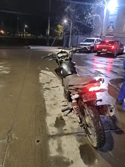 Moto deportiva negra en buen estado - miniatura 3