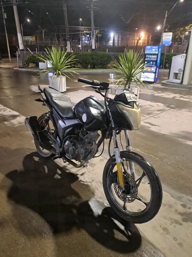 Moto deportiva negra en buen estado - 6
