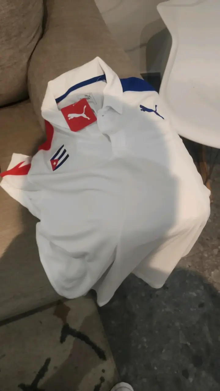 Polera deportiva Puma Cuba blanca y roja - 2