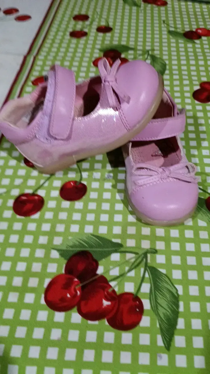 Zapatos de niña rosados con lazo