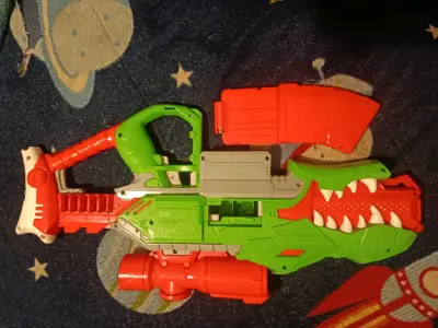 Lanzador de Juguete Nerf Dinosaurio Verde y Rojo - miniatura 1