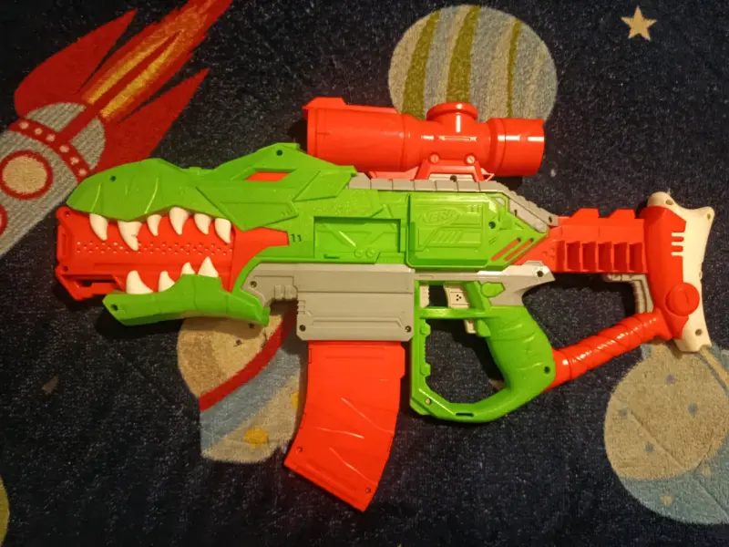 Lanzador de Juguete Nerf Dinosaurio Verde y Rojo - 2