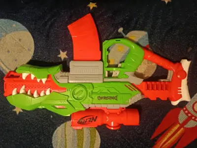 Lanzador de Juguete Nerf Dinosaurio Verde y Rojo - miniatura 3