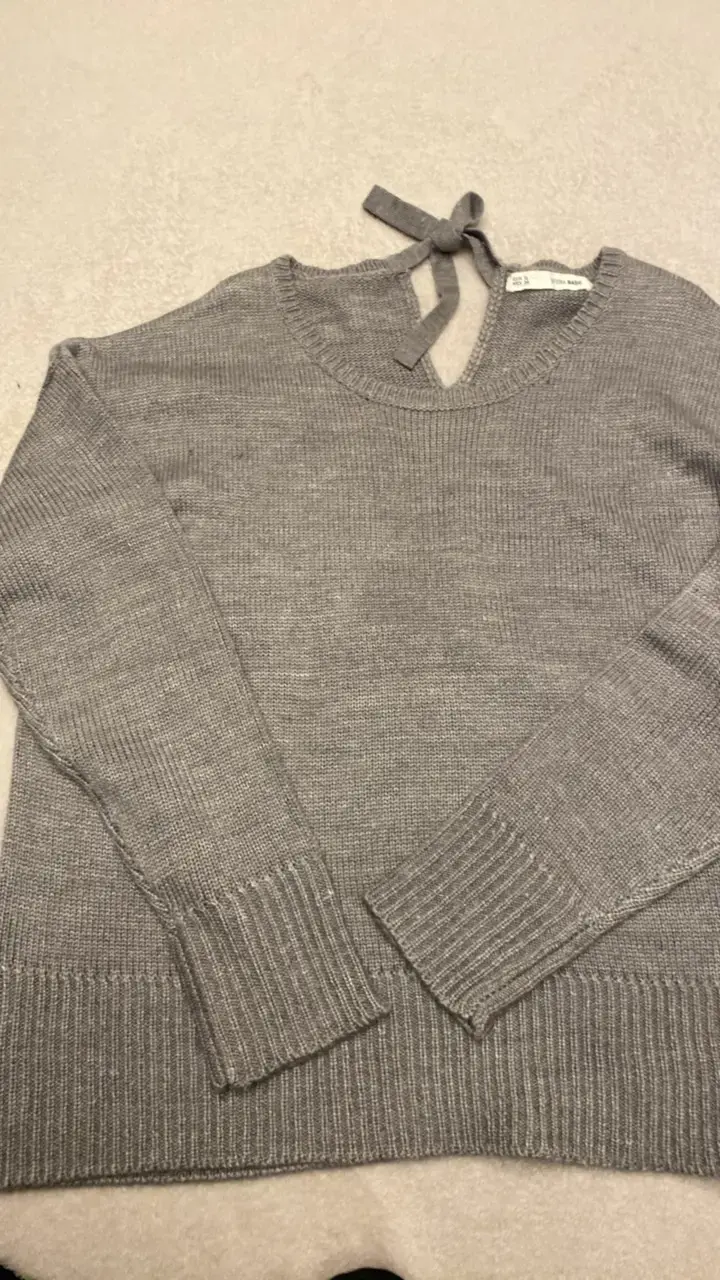 Suéter gris con lazo en cuello Sfera