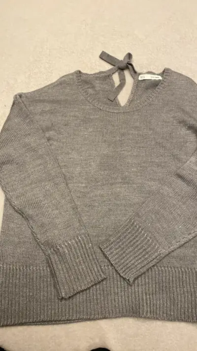 Suéter gris con lazo en cuello Sfera - miniatura 1