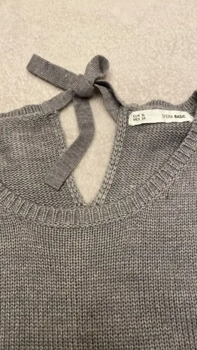Suéter gris con lazo en cuello Sfera - miniatura 2