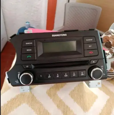 Radio de auto SsangYong con CD y USB - miniatura 1