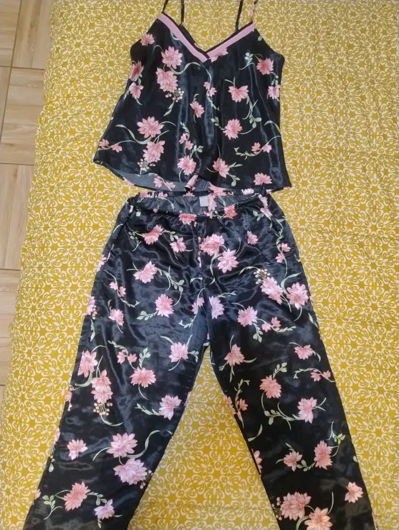 Pijama de mujer floral en satén negro - 1