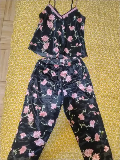 Pijama de mujer floral en satén negro - miniatura 1
