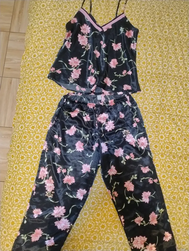 Pijama de mujer floral en satén negro - 3