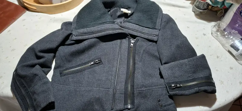 Chaqueta gris  paño estilo biker cuello alto