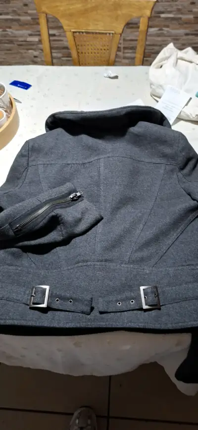 Chaqueta gris  paño estilo biker cuello alto - miniatura 2